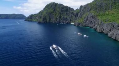 Palawan 'daki gizli göl, gezi yeri. El Nido, Filipinler 'de A turu. Arka planda güzel bir manzara ve deniz. İHA