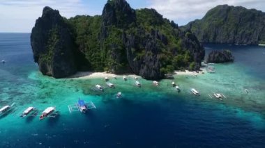 Palawan 'daki Shimizu Adası, Manzara Yeri. El Nido, Filipinler 'de A turu. Arka planda güzel bir manzara ve deniz. İHA