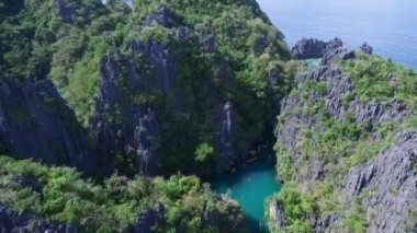 Palawan 'da küçük bir göl, turistik bir yer. El Nido, Filipinler 'de A turu. Arka planda güzel bir manzara ve deniz. İHA
