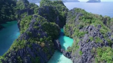 Palawan 'da küçük bir göl, turistik bir yer. El Nido, Filipinler 'de A turu. Arka planda güzel bir manzara ve deniz. İHA