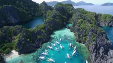 Palawan 'da küçük bir göl, turistik bir yer. El Nido, Filipinler 'de A turu. Arka planda güzel bir manzara ve deniz. İHA