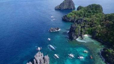 Palawan 'da küçük bir göl, turistik bir yer. El Nido, Filipinler 'de A turu. Arka planda güzel bir manzara ve deniz. İHA
