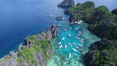 Palawan 'da küçük bir göl, turistik bir yer. El Nido, Filipinler 'de A turu. Arka planda güzel bir manzara ve deniz. İHA