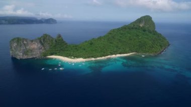 Helikopter Adası ve Palawan 'daki Plaj, Manzaralı Yer. El Nido, Filipinler 'de C turu. Berrak turkuaz suyu olan sakin, beyaz kumlu plaj, arka planda palmiye ağaçları, kaya oluşumları. İHA