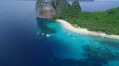 Helikopter Adası ve Palawan 'daki Plaj, Manzaralı Yer. El Nido, Filipinler 'de C turu. Berrak turkuaz suyu olan sakin, beyaz kumlu plaj, arka planda palmiye ağaçları, kaya oluşumları. İHA