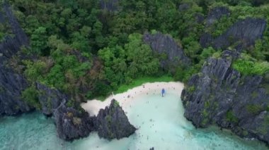 Palawan 'daki gizli plaj, gezi yeri. El Nido, Filipinler 'de C turu. Yüksek Kaya oluşumları, Bol Mercan ve Huzurlu Kumsal 'ı olan tenha bir yer. İHA