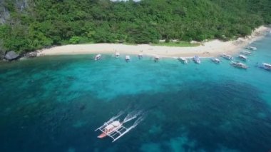 Helikopter Adası ve Palawan 'daki Plaj, Manzaralı Yer. El Nido, Filipinler 'de C turu. Berrak turkuaz suyu olan sakin, beyaz kumlu plaj, arka planda palmiye ağaçları, kaya oluşumları. İHA
