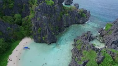 Palawan 'daki gizli plaj, gezi yeri. El Nido, Filipinler 'de C turu. Yüksek Kaya oluşumları, Bol Mercan ve Huzurlu Kumsal 'ı olan tenha bir yer. İHA