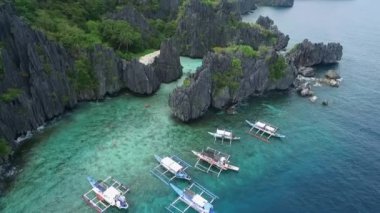 Palawan 'daki gizli plaj, gezi yeri. El Nido, Filipinler 'de C turu. Yüksek Kaya oluşumları, Bol Mercan ve Huzurlu Kumsal 'ı olan tenha bir yer. İHA