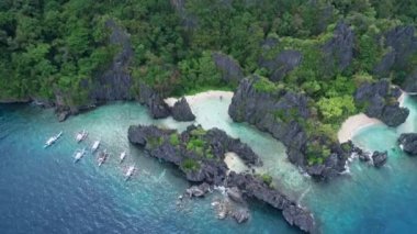 Palawan 'daki gizli plaj, gezi yeri. El Nido, Filipinler 'de C turu. Yüksek Kaya oluşumları, Bol Mercan ve Huzurlu Kumsal 'ı olan tenha bir yer. İHA