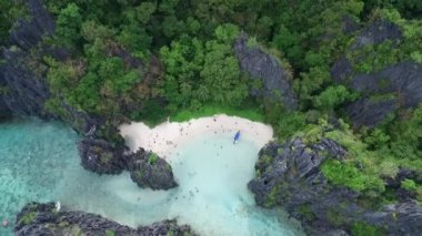 Palawan 'daki gizli plaj, gezi yeri. El Nido, Filipinler 'de C turu. Yüksek Kaya oluşumları, Bol Mercan ve Huzurlu Kumsal 'ı olan tenha bir yer. İHA