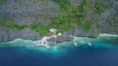 Palawan 'daki Matinloc Tapınağı, Manzara Yeri. El Nido, Filipinler 'de C turu. 1982 'de kumsalla uçurum arasına sıkıştırılmış beyaz kubbeli terk edilmiş Bakire Meryem türbesi. İHA