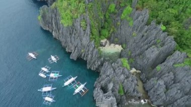 Palawan 'daki gizli plaj, gezi yeri. El Nido, Filipinler 'de C turu. Berrak Turkuaz Suyu, Arkaplanda Kaya oluşumları olan Serene White Sand Beach. İHA