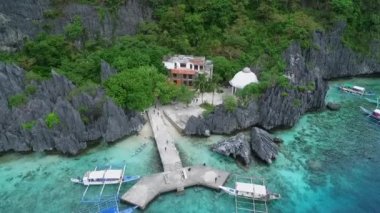 Palawan 'daki plaj, gezi yeri. El Nido, Filipinler 'de C turu. Berrak Turkuaz Suyu, Arkaplanda Kaya oluşumları olan Serene White Sand Beach. İHA