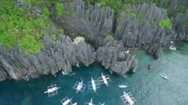 Palawan 'daki gizli plaj, gezi yeri. El Nido, Filipinler 'de C turu. Berrak Turkuaz Suyu, Arkaplanda Kaya oluşumları olan Serene White Sand Beach. İHA