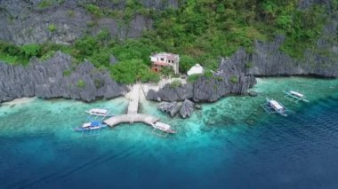 Palawan 'daki Matinloc Tapınağı, Manzara Yeri. El Nido, Filipinler 'de C turu. 1982 'de kumsalla uçurum arasına sıkıştırılmış beyaz kubbeli terk edilmiş Bakire Meryem türbesi. İHA