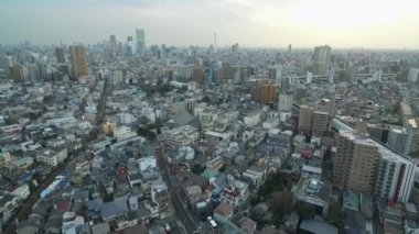 Tokyo 'daki otoyol, Cityscape Endless City ile Speedway, Tram Ways in Background. Japonya. İHA