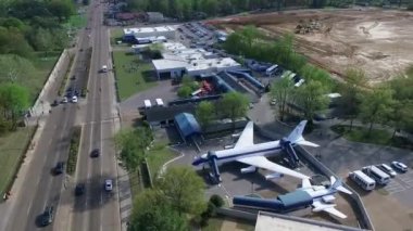 Graceland ve Elvis Presley Müzesi 'nin arka planında uçaklar var. Memphis Şehri, Tennessee. Gezici bir yer ve Elvis hayranları arasında çok popüler. İHA