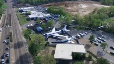 Graceland ve Elvis Presley Müzesi 'nin arka planında uçaklar var. Memphis Şehri, Tennessee. Gezici bir yer ve Elvis hayranları arasında çok popüler. İHA