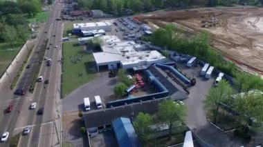 Graceland ve Elvis Presley Müzesi 'nin arka planında uçaklar var. Memphis Şehri, Tennessee. Gezici bir yer ve Elvis hayranları arasında çok popüler. İHA