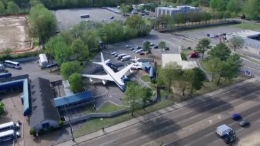 Graceland ve Elvis Presley Müzesi 'nin arka planında uçaklar var. Memphis Şehri, Tennessee. Gezici bir yer ve Elvis hayranları arasında çok popüler. İHA