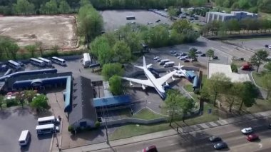 Graceland ve Elvis Presley Müzesi 'nin arka planında uçaklar var. Memphis Şehri, Tennessee. Gezici bir yer ve Elvis hayranları arasında çok popüler. İHA