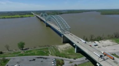 Memphis Mississippi Nehri 'ndeki Hernando de Soto Köprüsü, Arkaplan Trafiği. Arkansas ve Tennessee Hattı. İHA