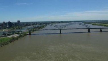 Memphis Mississippi Nehri 'ndeki Hernando de Soto Köprüsü, Arkaplan Trafiği. Arkansas ve Tennessee Hattı. İHA