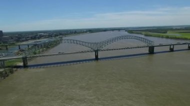 Memphis Mississippi Nehri 'ndeki Hernando de Soto Köprüsü, Arkaplan Trafiği. Arkansas ve Tennessee Hattı. İHA
