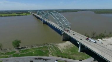 Memphis Mississippi Nehri 'ndeki Hernando de Soto Köprüsü, Arkaplan Trafiği. Arkansas ve Tennessee Hattı. İHA