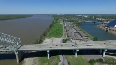 Memphis Mississippi Nehri 'ndeki Hernando de Soto Köprüsü, Arkaplan Trafiği. Arkansas ve Tennessee Hattı. İHA