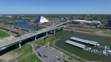 Memphis Mississippi Nehri 'ndeki Hernando de Soto Köprüsü, Arkaplan Trafiği. Piramit. İHA