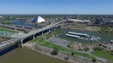 Memphis Mississippi Nehri 'ndeki Hernando de Soto Köprüsü, Arkaplan Trafiği. Piramit. İHA