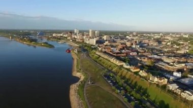 Memphis Şehri, Tennessee 'de. Mimarlık ve Skyline. Mississippi Nehri ve Hernando de Soto Köprüsü. Arka planda trafik vardı. İHA