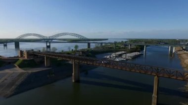 Memphis Şehri, Tennessee 'de. Mimarlık ve Skyline. Mississippi Nehri ve Hernando de Soto Köprüsü. Arka planda trafik vardı. İHA