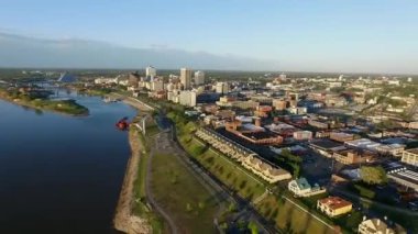 Memphis Şehri, Tennessee 'de. Mimarlık ve Skyline. Mississippi Nehri ve Hernando de Soto Köprüsü. Arka planda trafik vardı. İHA