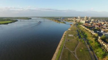 Memphis Şehri, Tennessee 'de. Mississippi Nehri ve Arkaplan Trafiği. İHA