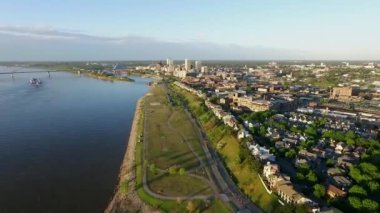 Memphis Şehri, Tennessee 'de. Mississippi Nehri ve Arkaplan Trafiği. İHA