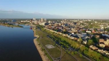 Memphis Şehri, Tennessee 'de. Mississippi Nehri ve Arkaplan Trafiği. İHA
