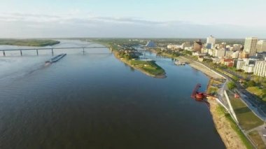 Memphis Şehri, Tennessee 'de. Mississippi Nehri Mavnası Hernando de Soto Köprüsü ve Trafiği. İHA