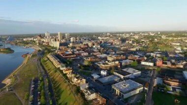 Memphis Şehri, Tennessee 'de. Mississippi Nehri, Trafik Arkaplanda. Gün batımı ışığı. İHA