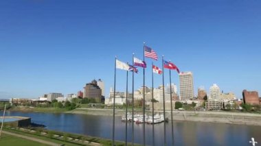 Mud Island River Park, Memphis, Tennessee 'de bayrak sallama. Hernando de Soto Köprüsü ve Mississippi Nehri. İHA