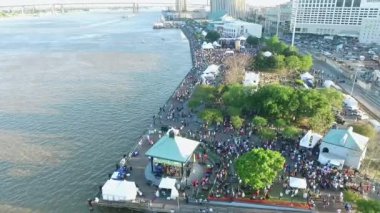 Louisiana 'da Fransız Mahallesi Müzik Festivali sırasında New Orleans Cityscape. Mississippi River City Skyline 'ın arka planında. Gün batımı ışığı. İHA