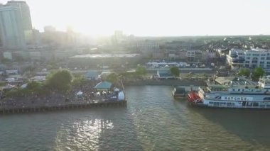 New Orleans Şehri, Louisiana. Mississippi River City Skyline Steamboat Natchez arka planda. French Quarters Müzik Festivali. İHA