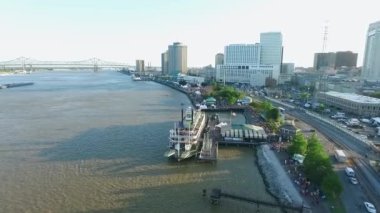 New Orleans Şehri, Louisiana. Mississippi River City Skyline Steamboat Natchez arka planda. Fransız Mahallesi Müzik Festivali