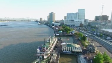 New Orleans Şehri, Louisiana. Mississippi Nehri Buharlı Gemisi Natchez City Skyline arka planda. İHA