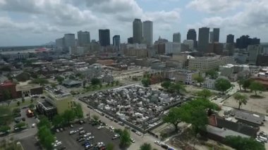 New Orleans 'taki St. Louis Mezarlığı 1 numara. Şehir manzarası, Louisiana. Arkaplan İHA 'sında Şehir Skyline