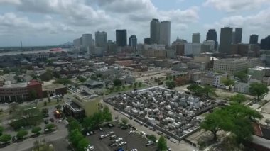 New Orleans 'taki St. Louis Mezarlığı 1 numara. Şehir manzarası, Louisiana. Arkaplan İHA 'sında Şehir Skyline