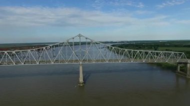 Louisiana 'daki Gaziler Köprüsü Gramercy Köprüsü, Mississippi Nehri, Arka plan. İHA