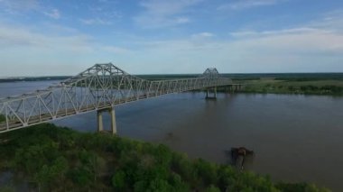 Louisiana 'daki Gaziler Köprüsü Gramercy Köprüsü, Mississippi Nehri, Arka plan. İHA